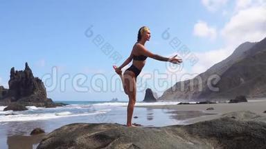 一条腿站在石头上做瑜伽平衡的女孩。 <strong>心灵</strong>的平静。 健康生活方式